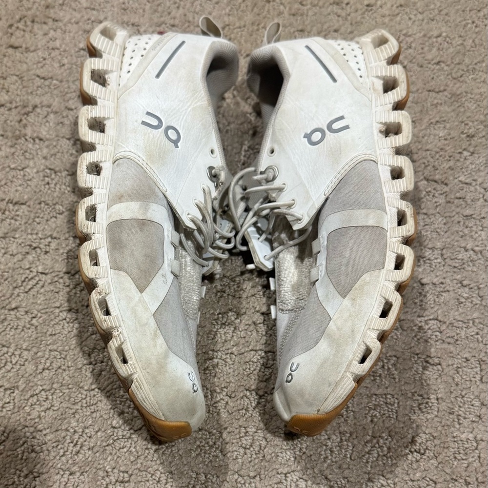 ON RUNNING SNEAKERS - Picture 3 of 3